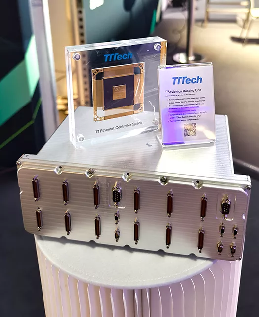TTTECH Aerospace Produkte: TTE-Controller Space (oben) und TTE-Avionics Core Unit (unten).