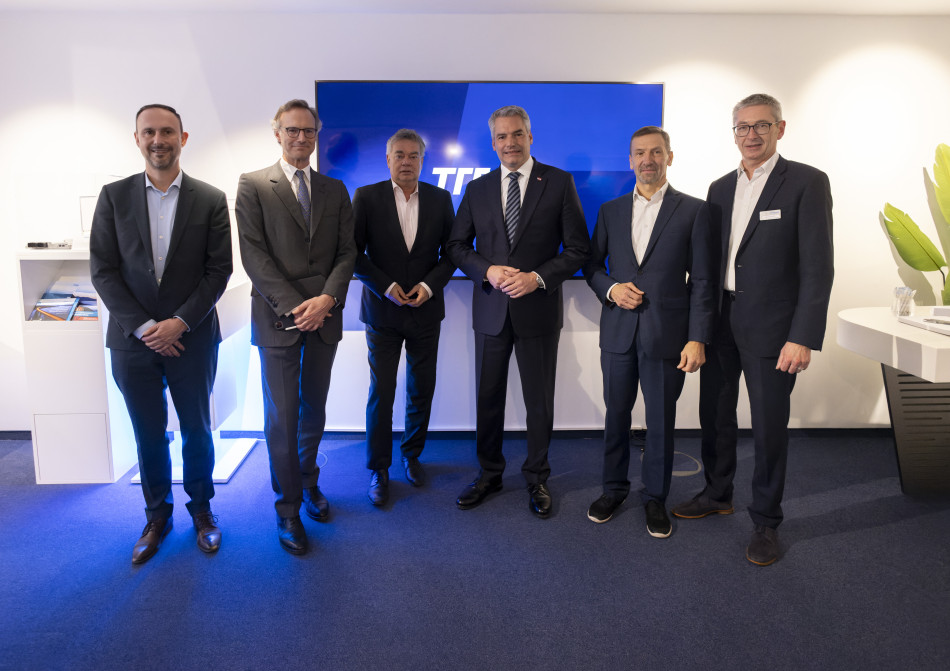 TTTech representatives with Federal Chancellor and Vice-Chancellor (© BKA/AndyWenzl)