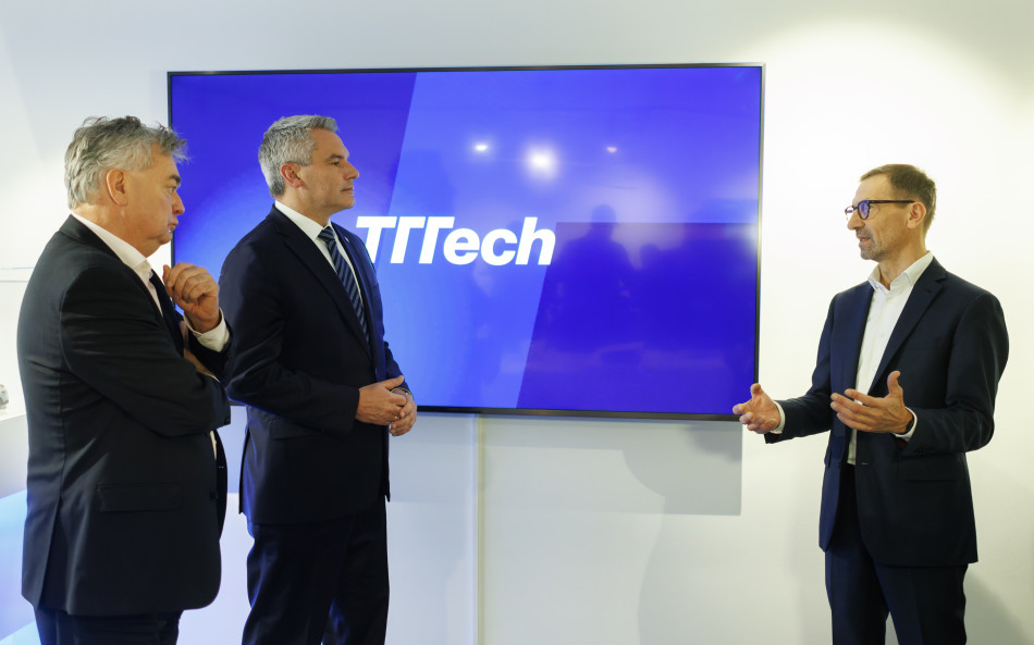 Federal Chancellor and Vice-Chancellor with Dr. Stefan Poledna, co-founder and Chief Technologist, TTTech (© BKA/AndyWenzl)