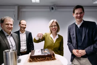 Austrospace event - cutting the cake with Austrospace and Federal Minister Leonore Gewessler (Photo: Nicky Webb Photography)